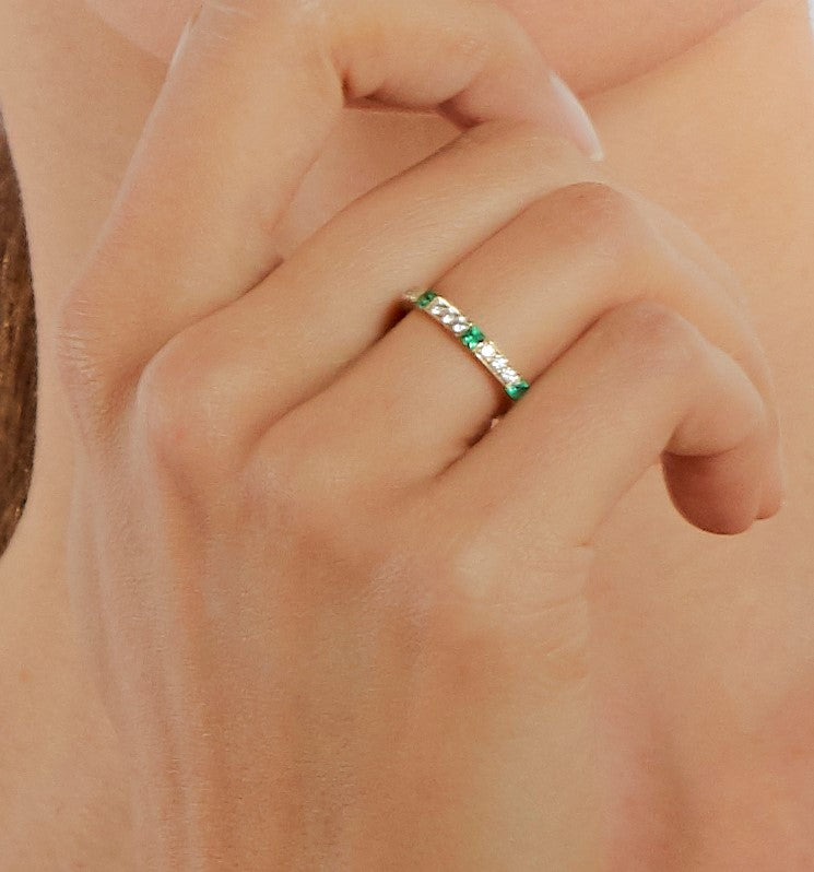 Moderne Emerald and Diamond Eternity Band